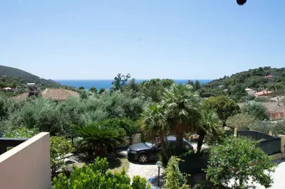 Paesaggio naturale nelle vicinanze della villa