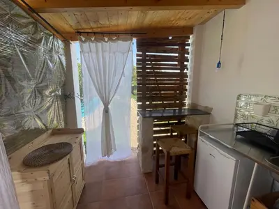 Cucina o angolo cottura di The poolside gem