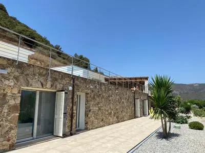 Vista generica sulle montagne o vista sulle montagne dall'interno della villa