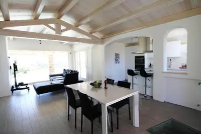 Cucina o angolo cottura di Villa con piscina