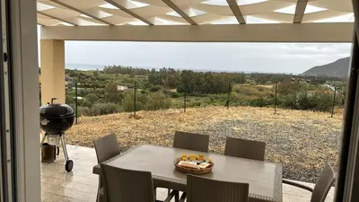 Vista generica sulle montagne o vista sulle montagne dall'interno della villa