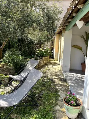 Giardino di DOMU ANTIGA COLLINAS Encantadora Casa Sarda con Patio privado-Hasta 5 Huéspedes