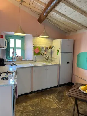 Cucina o angolo cottura di DOMU ANTIGA COLLINAS Encantadora Casa Sarda con Patio privado-Hasta 5 Huéspedes