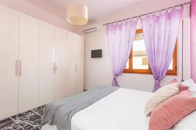 Letto o letti in una camera di Casa Oro -Pula Terrace and Wifi near downtown