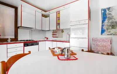 Cucina o angolo cottura di Cozy Home In Torre Dei Corsari