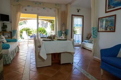 Area soggiorno di Baia Verde - Seaside Peaceful Luxury Villa with Garden in Sardinia - 300 mt beach&sea - relax, privacy & full comfort