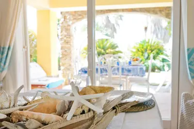 Area soggiorno di Baia Verde - Seaside Peaceful Luxury Villa with Garden in Sardinia - 300 mt beach&sea - relax, privacy & full comfort