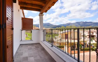 Vista generica sulle montagne o vista sulle montagne dall'interno dell'appartamento