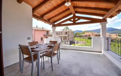 Vista generica sulle montagne o vista sulle montagne dall'interno dell'appartamento