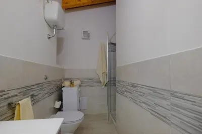 Bagno di Dimora blù al centro by Teuladaapartments
