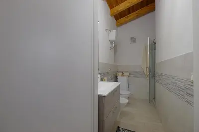 Bagno di Dimora blù al centro by Teuladaapartments