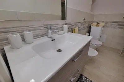 Bagno di Dimora blù al centro by Teuladaapartments