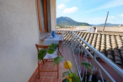 Vista generica sulle montagne o vista sulle montagne dall'interno dell'appartamento