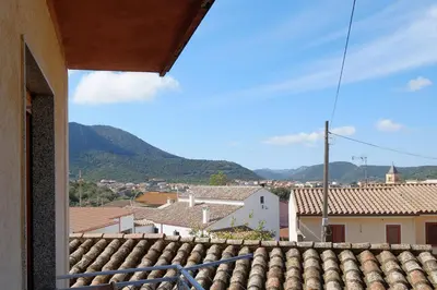 Vista generica sulle montagne o vista sulle montagne dall'interno dell'appartamento