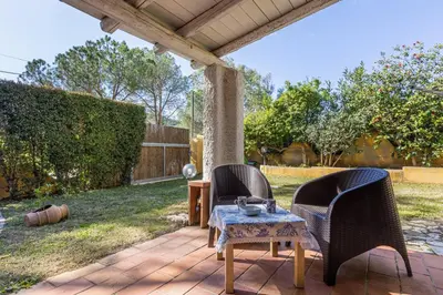 Giardino di GuestHost Bright Apartment with private parking