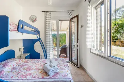 Letto o letti in una camera di GuestHost Bright Apartment with private parking