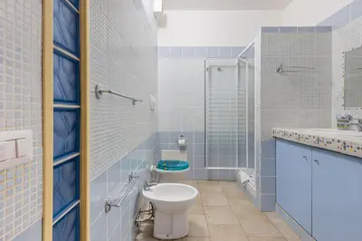 Bagno di GuestHost Bright Apartment with private parking