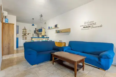 Area soggiorno di GuestHost Bright Apartment with private parking