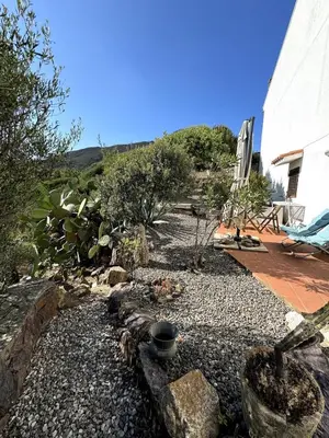 Vista generica sulle montagne o vista sulle montagne dall'interno della casa vacanze