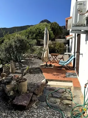 Vista generica sulle montagne o vista sulle montagne dall'interno della casa vacanze