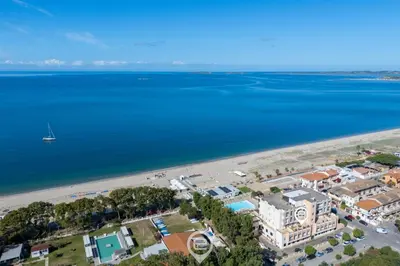 Vista generica sul mare o vista sul mare dall'interno dell'appartamento