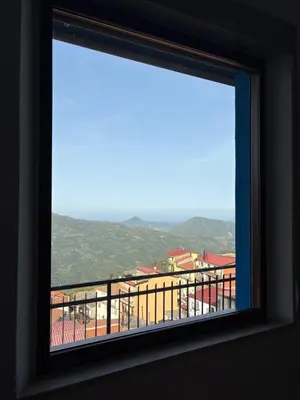 Vista generica sulle montagne o vista sulle montagne dall'interno dell'appartamento