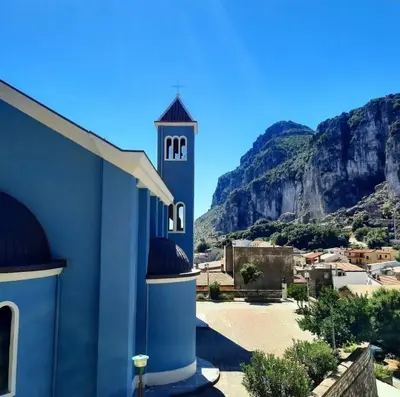Vista generica sulle montagne o vista sulle montagne dall'interno dell'appartamento