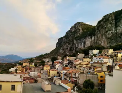 Vista generica sulle montagne o vista sulle montagne dall'interno dell'appartamento