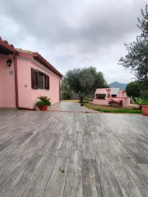 Vista generica sulle montagne o vista sulle montagne dall'interno della casa vacanze