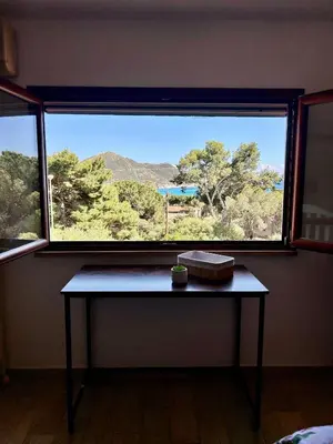 Vista generica sulle montagne o vista sulle montagne dall'interno della casa vacanze
