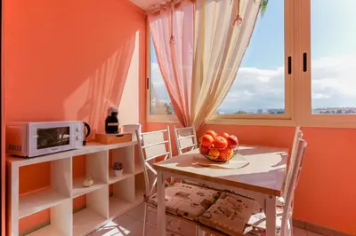 Cucina o angolo cottura di Casa Suite Himalaya Estate in Sardegna Vicino al Mare e Aeroporto Wi-Fi & Parcheggio