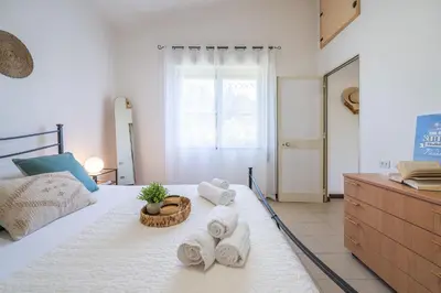 Letto o letti in una camera di Casa Valsimon immersa nel verde