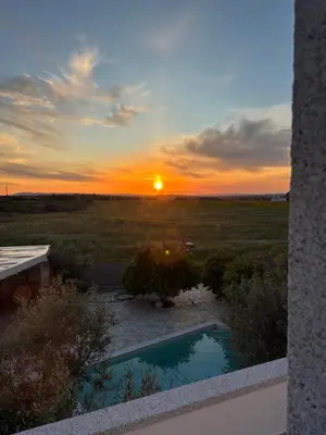 Alba o tramonto visti dall'interno dell'affittacamere o dai dintorni