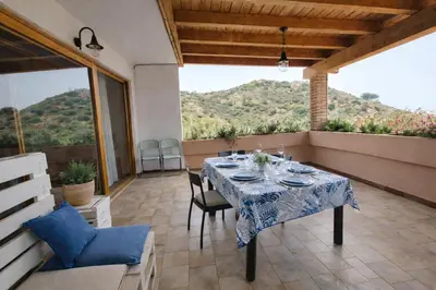 Vista generica sulle montagne o vista sulle montagne dall'interno della casa vacanze