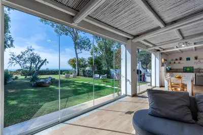 Area soggiorno di Villa Cala Pira sul mare con Wi-Fi