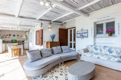Area soggiorno di Villa Cala Pira sul mare con Wi-Fi