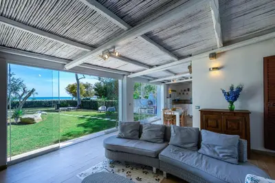 Area soggiorno di Villa Cala Pira sul mare con Wi-Fi
