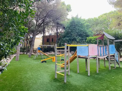 Area giochi per bambini di Rainbow House Pinus Village