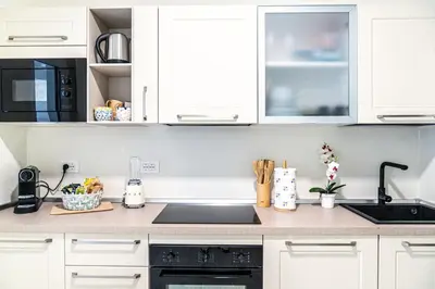 Cucina o angolo cottura di Casa Gemelli a pochi passi da spiaggia Su Giudeu Chia