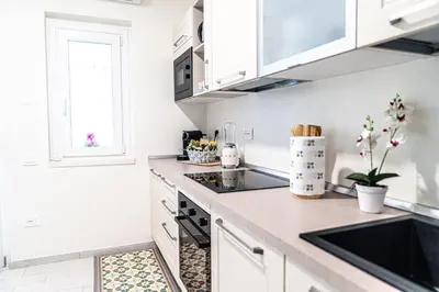 Cucina o angolo cottura di Casa Gemelli a pochi passi da spiaggia Su Giudeu Chia