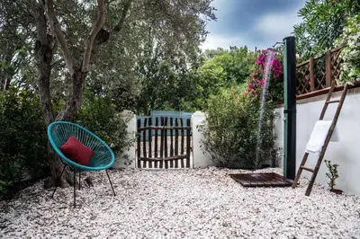 Giardino di Casa Gemelli a pochi passi da spiaggia Su Giudeu Chia