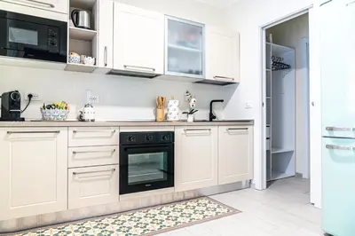 Cucina o angolo cottura di Casa Gemelli a pochi passi da spiaggia Su Giudeu Chia