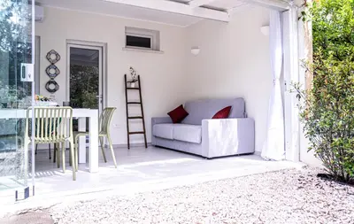 Area soggiorno di Casa Gemelli a pochi passi da spiaggia Su Giudeu Chia