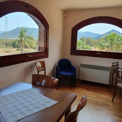 Vista generica sulle montagne o vista sulle montagne dall'interno della villa