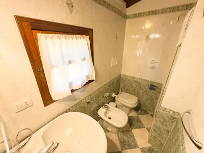 Bagno di Villa dei Pirati, sulla spiaggia di Campus