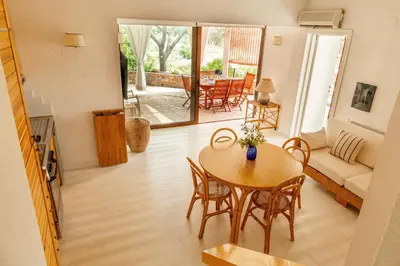 Area soggiorno di Blue Bay Home a pochi passi dalla baia di Porto Luna