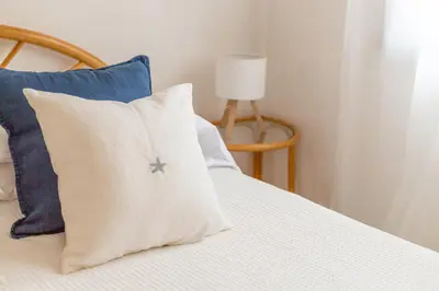 Letto o letti in una camera di Blue Bay Home a pochi passi dalla baia di Porto Luna