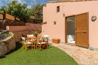 Giardino di Blue Bay Home a pochi passi dalla baia di Porto Luna