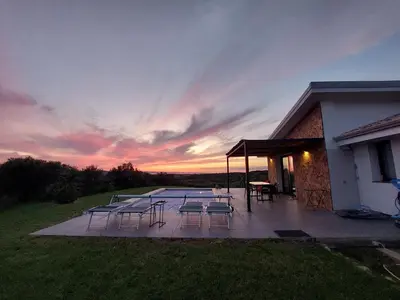 Alba o tramonto visti dall'interno del bed & breakfast o dai dintorni