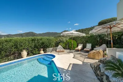 Vista generica sulle montagne o vista sulle montagne dall'interno della villa